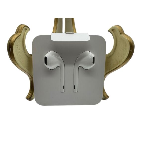 Apple EarPods with Lightning Connector In Ear Canal Headset - White - Picture 1 of 2